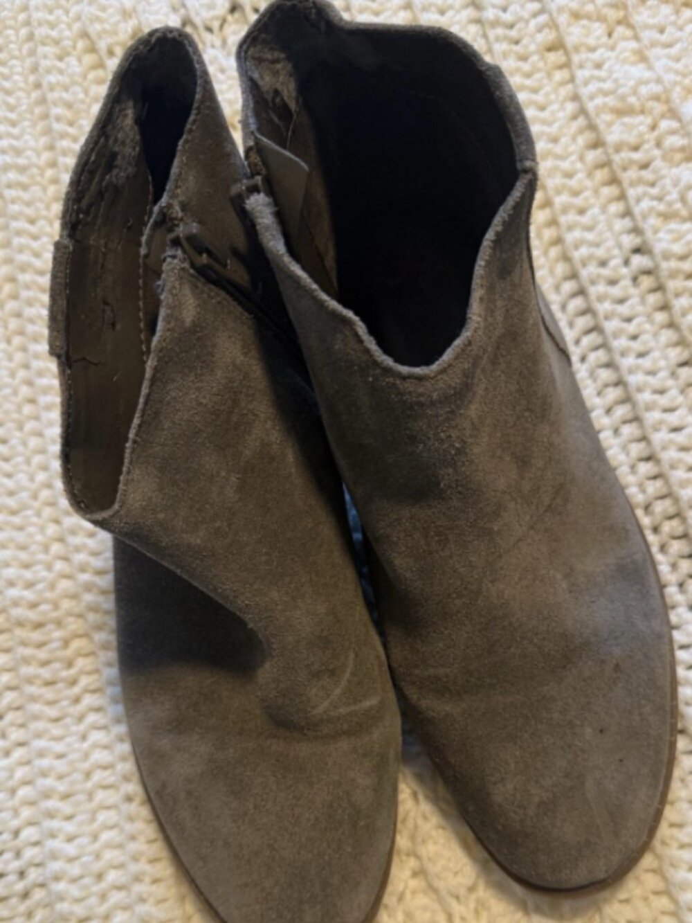 GB Girls Size 4 Gray Suede Bootie